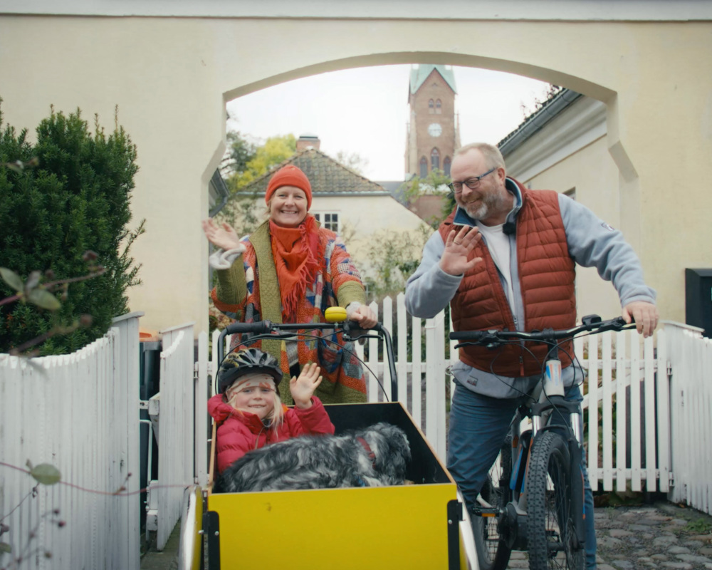 HOVEDSIDE Vinker Og Smiler
